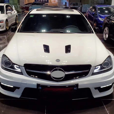Mercedes-Benz Classe C W204 avec moteur à capot en fibre de carbone