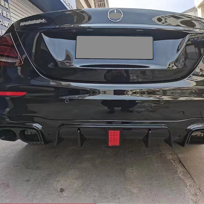 Benz E-CLASS W213 avec pare-chocs arrière, gorge et tuyau d'échappement
