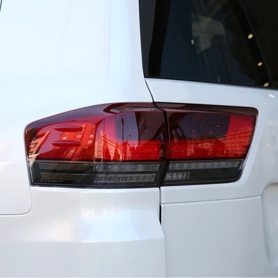 Land Cruiser LC300 avec feux arrière LED 2022 et feux de signalisation de freinage