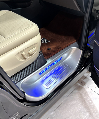 L'automobile est équipée d'une bande de seuil de lumière LED avec pédales et une bande de seuil de porte Toyota 2024 100% testée